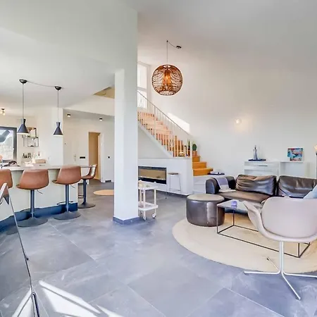 129 - Stunning Townhouse With Private Pool & Views, Apartment *